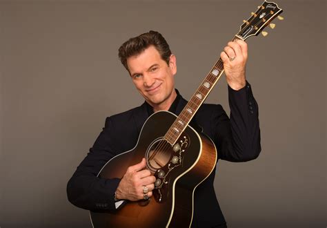 Chris Isaak .